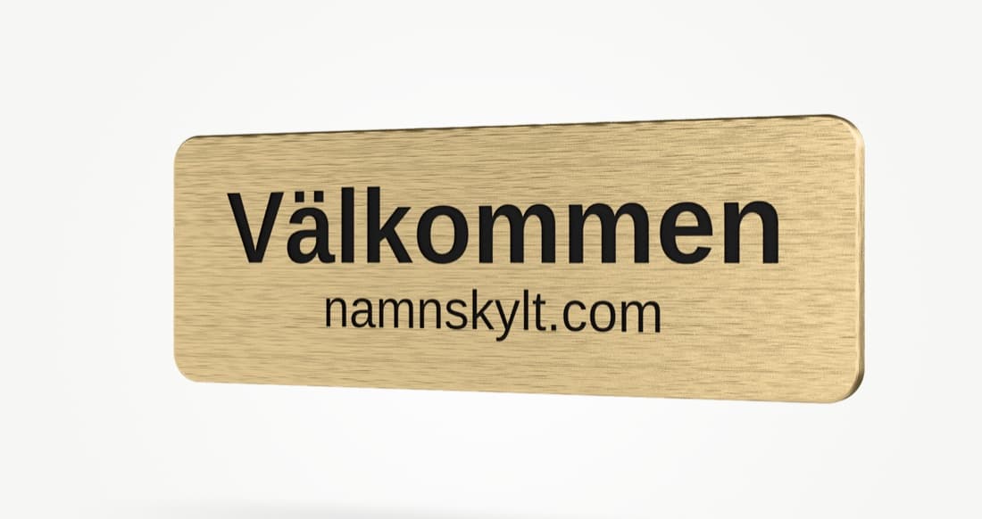 Graverad namnskylt i mässing med texten Välkommen